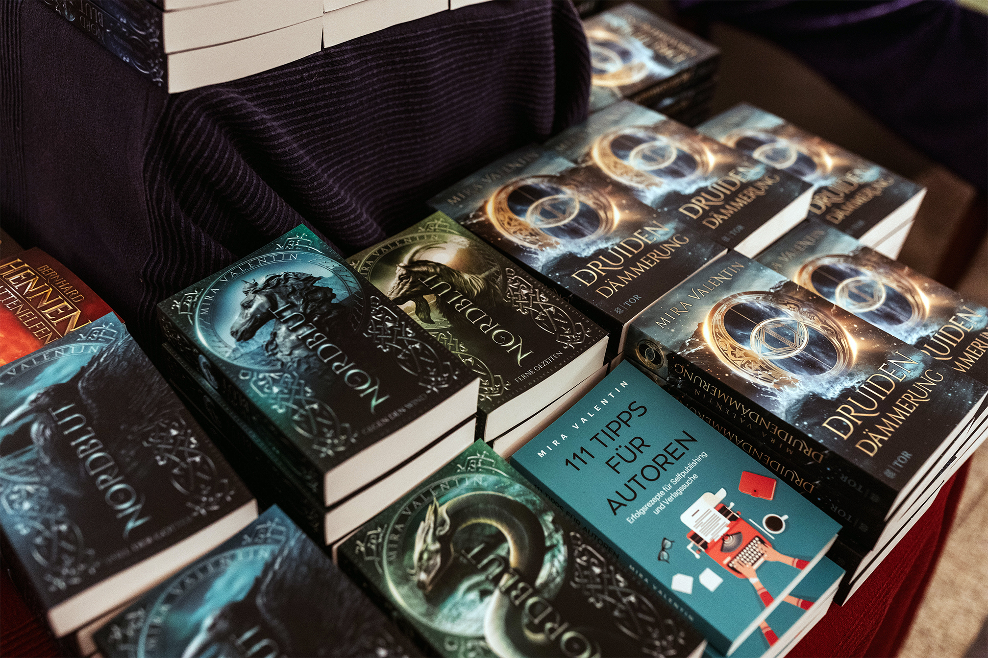 Foto eines Büchertisches bei einer Lesung im Drachenwinkel