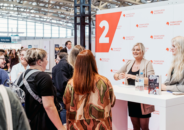 J.G. Rose mit Fans auf dem BoD-Messestand zur Leipziger Buchmesse.