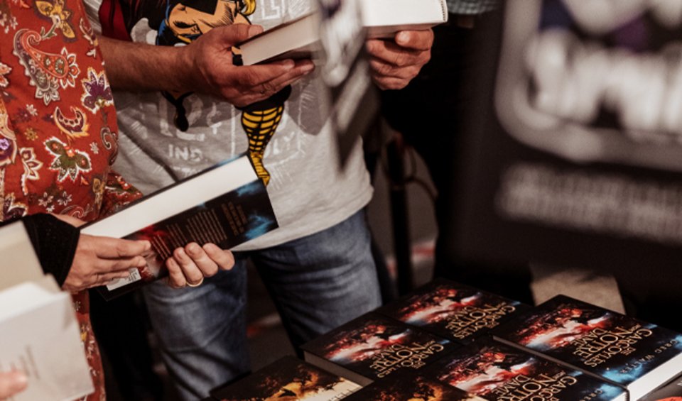 Leser*innen vor einem Tisch mit BoD-Büchern