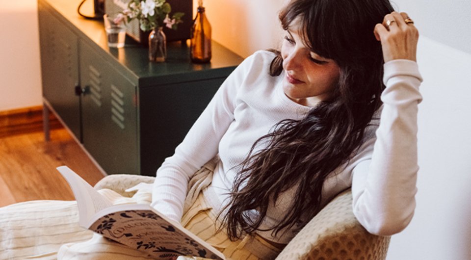 Eine junge Frau liest in einem Buch